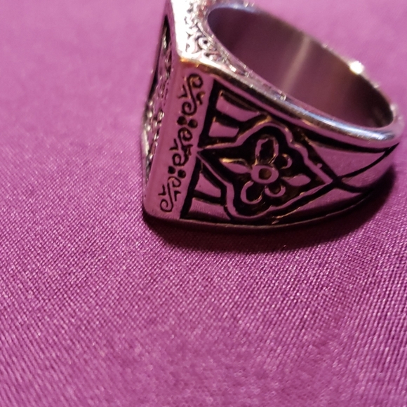 ring - Picture 2 of 5
